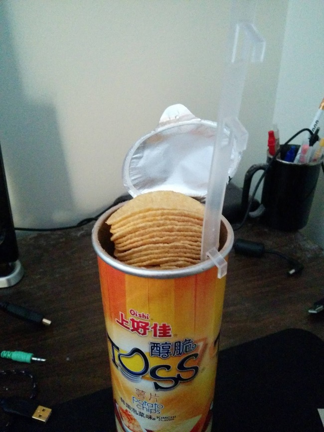 Device to lift the Pringles up