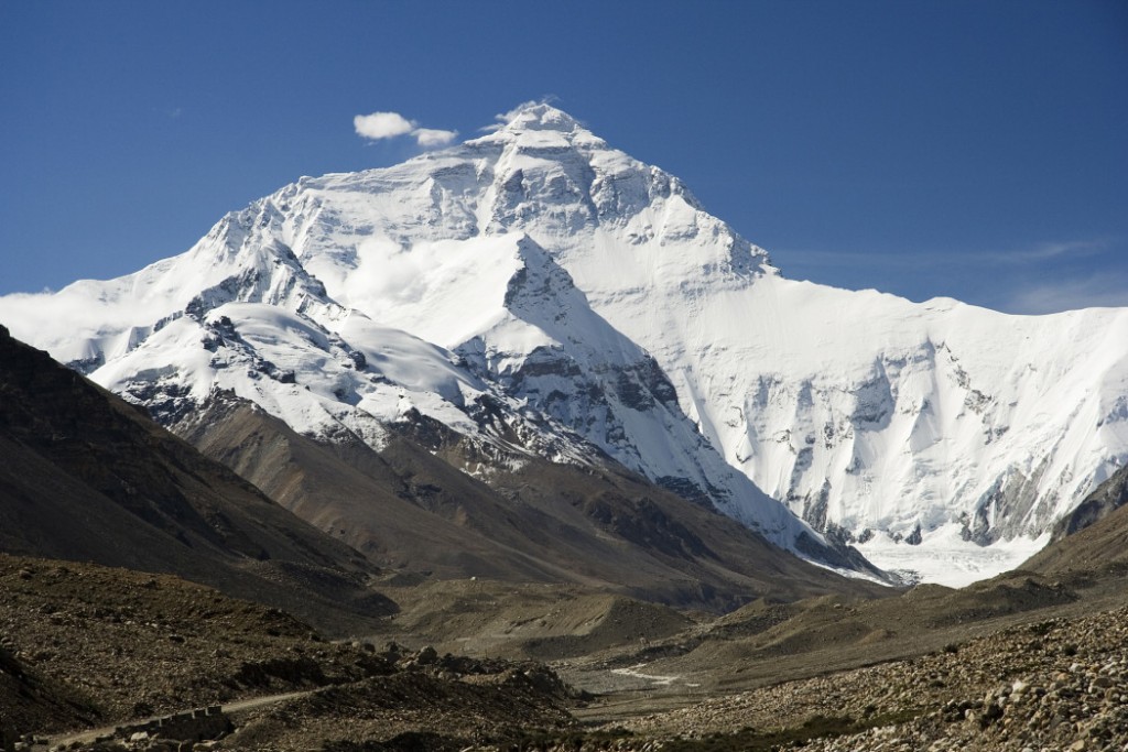 Everest_North_Face_toward_Base_Camp_Tibet_Luca_Galuzzi_2006-1050x700