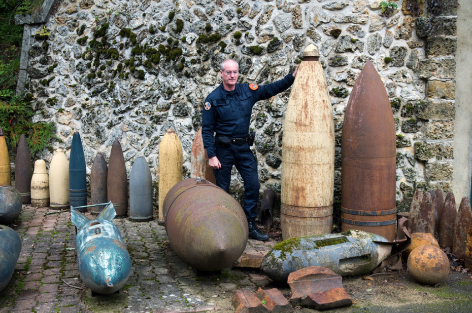 Patrick Renoult, Chef démineur de la Sécurité Civile du Centre de Déminage de Versailles et responsable du Musée devant une collection de bombes et obus de la Première et de la Seconde Guerre mondiale.Musée National du Déminage et des collections de travail de la Sécurité Civile. Centre de déminage de Versailles.