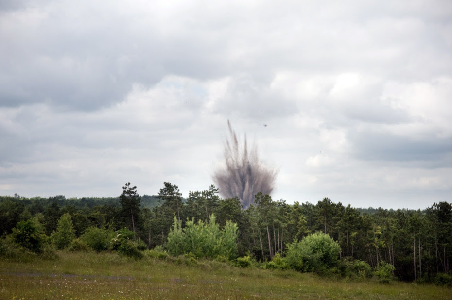 Explosion d'un des fourneaux sur le polygone d'explosifs. Campagne de destruction d'obus et de munitions non-explosées des services de déminages de la Sécurité Civile dans le camp militaire de Suippes.