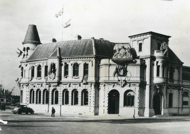 Customs House decorated for the visit of the Prince of Wales in 1925. The dome has been removed